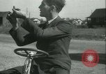 Standbild Motorroller United States USA, 1933, aus Sekunde 12 historischem Filmmaterial Videoclip 65675022493