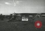 Standbild Igor Sikorsky stellt neuen Rekord in Vought-Sikorsky VS-300 Hubschrauber Stratford Connecticut USA, 1941, aus Sekunde 3 historischem Filmmaterial Videoclip 65675022494