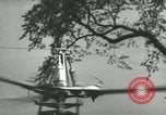 Standbild Igor Sikorsky stellt neuen Rekord in Vought-Sikorsky VS-300 Hubschrauber Stratford Connecticut USA, 1941, aus Sekunde 9 historischem Filmmaterial Videoclip 65675022494