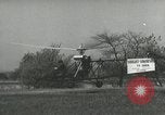 Standbild Igor Sikorsky stellt neuen Rekord in Vought-Sikorsky VS-300 Hubschrauber Stratford Connecticut USA, 1941, aus Sekunde 12 historischem Filmmaterial Videoclip 65675022494