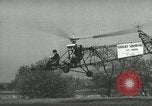 Standbild Igor Sikorsky stellt neuen Rekord in Vought-Sikorsky VS-300 Hubschrauber Stratford Connecticut USA, 1941, aus Sekunde 13 historischem Filmmaterial Videoclip 65675022494