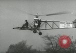 Standbild Igor Sikorsky stellt neuen Rekord in Vought-Sikorsky VS-300 Hubschrauber Stratford Connecticut USA, 1941, aus Sekunde 14 historischem Filmmaterial Videoclip 65675022494