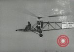 Standbild Igor Sikorsky stellt neuen Rekord in Vought-Sikorsky VS-300 Hubschrauber Stratford Connecticut USA, 1941, aus Sekunde 15 historischem Filmmaterial Videoclip 65675022494