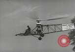 Standbild Igor Sikorsky stellt neuen Rekord in Vought-Sikorsky VS-300 Hubschrauber Stratford Connecticut USA, 1941, aus Sekunde 16 historischem Filmmaterial Videoclip 65675022494