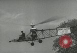 Standbild Igor Sikorsky stellt neuen Rekord in Vought-Sikorsky VS-300 Hubschrauber Stratford Connecticut USA, 1941, aus Sekunde 18 historischem Filmmaterial Videoclip 65675022494