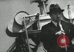 Standbild Igor Sikorsky stellt neuen Rekord in Vought-Sikorsky VS-300 Hubschrauber Stratford Connecticut USA, 1941, aus Sekunde 19 historischem Filmmaterial Videoclip 65675022494