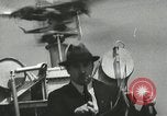 Standbild Igor Sikorsky stellt neuen Rekord in Vought-Sikorsky VS-300 Hubschrauber Stratford Connecticut USA, 1941, aus Sekunde 20 historischem Filmmaterial Videoclip 65675022494