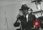Standbild Igor Sikorsky stellt neuen Rekord in Vought-Sikorsky VS-300 Hubschrauber Stratford Connecticut USA, 1941, aus Sekunde 23 historischem Filmmaterial Videoclip 65675022494