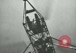 Standbild Igor Sikorsky stellt neuen Rekord in Vought-Sikorsky VS-300 Hubschrauber Stratford Connecticut USA, 1941, aus Sekunde 24 historischem Filmmaterial Videoclip 65675022494