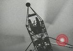 Standbild Igor Sikorsky stellt neuen Rekord in Vought-Sikorsky VS-300 Hubschrauber Stratford Connecticut USA, 1941, aus Sekunde 25 historischem Filmmaterial Videoclip 65675022494