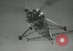 Standbild Igor Sikorsky stellt neuen Rekord in Vought-Sikorsky VS-300 Hubschrauber Stratford Connecticut USA, 1941, aus Sekunde 27 historischem Filmmaterial Videoclip 65675022494