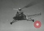 Standbild Igor Sikorsky stellt neuen Rekord in Vought-Sikorsky VS-300 Hubschrauber Stratford Connecticut USA, 1941, aus Sekunde 28 historischem Filmmaterial Videoclip 65675022494