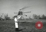 Standbild Igor Sikorsky stellt neuen Rekord in Vought-Sikorsky VS-300 Hubschrauber Stratford Connecticut USA, 1941, aus Sekunde 36 historischem Filmmaterial Videoclip 65675022494