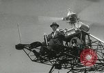 Standbild Igor Sikorsky stellt neuen Rekord in Vought-Sikorsky VS-300 Hubschrauber Stratford Connecticut USA, 1941, aus Sekunde 38 historischem Filmmaterial Videoclip 65675022494