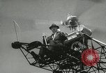 Standbild Igor Sikorsky stellt neuen Rekord in Vought-Sikorsky VS-300 Hubschrauber Stratford Connecticut USA, 1941, aus Sekunde 39 historischem Filmmaterial Videoclip 65675022494