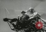 Standbild Igor Sikorsky stellt neuen Rekord in Vought-Sikorsky VS-300 Hubschrauber Stratford Connecticut USA, 1941, aus Sekunde 40 historischem Filmmaterial Videoclip 65675022494