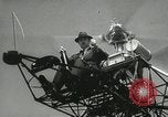 Standbild Igor Sikorsky stellt neuen Rekord in Vought-Sikorsky VS-300 Hubschrauber Stratford Connecticut USA, 1941, aus Sekunde 41 historischem Filmmaterial Videoclip 65675022494