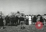 Standbild Igor Sikorsky stellt neuen Rekord in Vought-Sikorsky VS-300 Hubschrauber Stratford Connecticut USA, 1941, aus Sekunde 42 historischem Filmmaterial Videoclip 65675022494