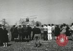 Standbild Igor Sikorsky stellt neuen Rekord in Vought-Sikorsky VS-300 Hubschrauber Stratford Connecticut USA, 1941, aus Sekunde 43 historischem Filmmaterial Videoclip 65675022494