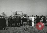 Standbild Igor Sikorsky stellt neuen Rekord in Vought-Sikorsky VS-300 Hubschrauber Stratford Connecticut USA, 1941, aus Sekunde 44 historischem Filmmaterial Videoclip 65675022494