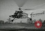 Standbild Igor Sikorsky stellt neuen Rekord in Vought-Sikorsky VS-300 Hubschrauber Stratford Connecticut USA, 1941, aus Sekunde 45 historischem Filmmaterial Videoclip 65675022494