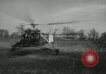 Standbild Igor Sikorsky stellt neuen Rekord in Vought-Sikorsky VS-300 Hubschrauber Stratford Connecticut USA, 1941, aus Sekunde 48 historischem Filmmaterial Videoclip 65675022494