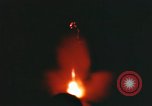 Image des fusées éclairantes et des traceurs Vietnam Phu Cat Air Base, 1970, de la seconde 53 séquences d'archives historiques vidéo 65675022521