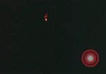 Image des fusées éclairantes et des traceurs Vietnam Phu Cat Air Base, 1970, de la seconde 54 séquences d'archives historiques vidéo 65675022521