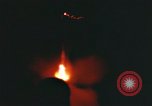 Image des fusées éclairantes et des traceurs Vietnam Phu Cat Air Base, 1970, de la seconde 57 séquences d'archives historiques vidéo 65675022521