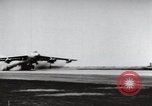 Standbild Boeing B-47 Stratojet Bomber Wichita Kansas USA, 1957, aus Sekunde 25 historischem Filmmaterial Videoclip 65675022554