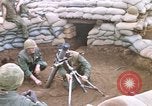 Standbild US-Marines graben Vietnam Khe Sanh, 1968, aus Sekunde 1 historischem Filmmaterial Videoclip 65675022556