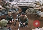 Standbild US-Marines graben Vietnam Khe Sanh, 1968, aus Sekunde 8 historischem Filmmaterial Videoclip 65675022556