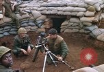 Standbild US-Marines graben Vietnam Khe Sanh, 1968, aus Sekunde 9 historischem Filmmaterial Videoclip 65675022556