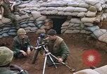 Standbild US-Marines graben Vietnam Khe Sanh, 1968, aus Sekunde 10 historischem Filmmaterial Videoclip 65675022556