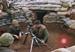 Standbild US-Marines graben Vietnam Khe Sanh, 1968, aus Sekunde 11 historischem Filmmaterial Videoclip 65675022556
