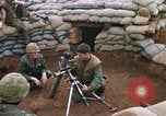 Standbild US-Marines graben Vietnam Khe Sanh, 1968, aus Sekunde 12 historischem Filmmaterial Videoclip 65675022556