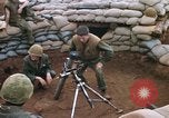 Standbild US-Marines graben Vietnam Khe Sanh, 1968, aus Sekunde 14 historischem Filmmaterial Videoclip 65675022556