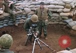 Standbild US-Marines graben Vietnam Khe Sanh, 1968, aus Sekunde 16 historischem Filmmaterial Videoclip 65675022556