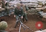Standbild US-Marines graben Vietnam Khe Sanh, 1968, aus Sekunde 19 historischem Filmmaterial Videoclip 65675022556