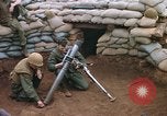 Standbild US-Marines graben Vietnam Khe Sanh, 1968, aus Sekunde 22 historischem Filmmaterial Videoclip 65675022556