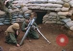 Standbild US-Marines graben Vietnam Khe Sanh, 1968, aus Sekunde 23 historischem Filmmaterial Videoclip 65675022556