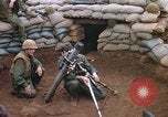 Standbild US-Marines graben Vietnam Khe Sanh, 1968, aus Sekunde 26 historischem Filmmaterial Videoclip 65675022556