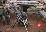 Standbild US-Marines graben Vietnam Khe Sanh, 1968, aus Sekunde 27 historischem Filmmaterial Videoclip 65675022556