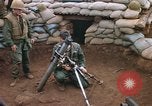 Standbild US-Marines graben Vietnam Khe Sanh, 1968, aus Sekunde 29 historischem Filmmaterial Videoclip 65675022556