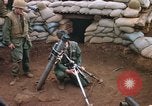 Standbild US-Marines graben Vietnam Khe Sanh, 1968, aus Sekunde 32 historischem Filmmaterial Videoclip 65675022556