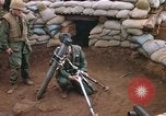 Standbild US-Marines graben Vietnam Khe Sanh, 1968, aus Sekunde 33 historischem Filmmaterial Videoclip 65675022556