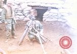 Standbild US-Marines graben Vietnam Khe Sanh, 1968, aus Sekunde 34 historischem Filmmaterial Videoclip 65675022556