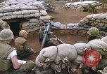 Standbild US-Marines graben Vietnam Khe Sanh, 1968, aus Sekunde 35 historischem Filmmaterial Videoclip 65675022556