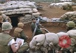 Standbild US-Marines graben Vietnam Khe Sanh, 1968, aus Sekunde 36 historischem Filmmaterial Videoclip 65675022556