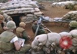 Standbild US-Marines graben Vietnam Khe Sanh, 1968, aus Sekunde 37 historischem Filmmaterial Videoclip 65675022556